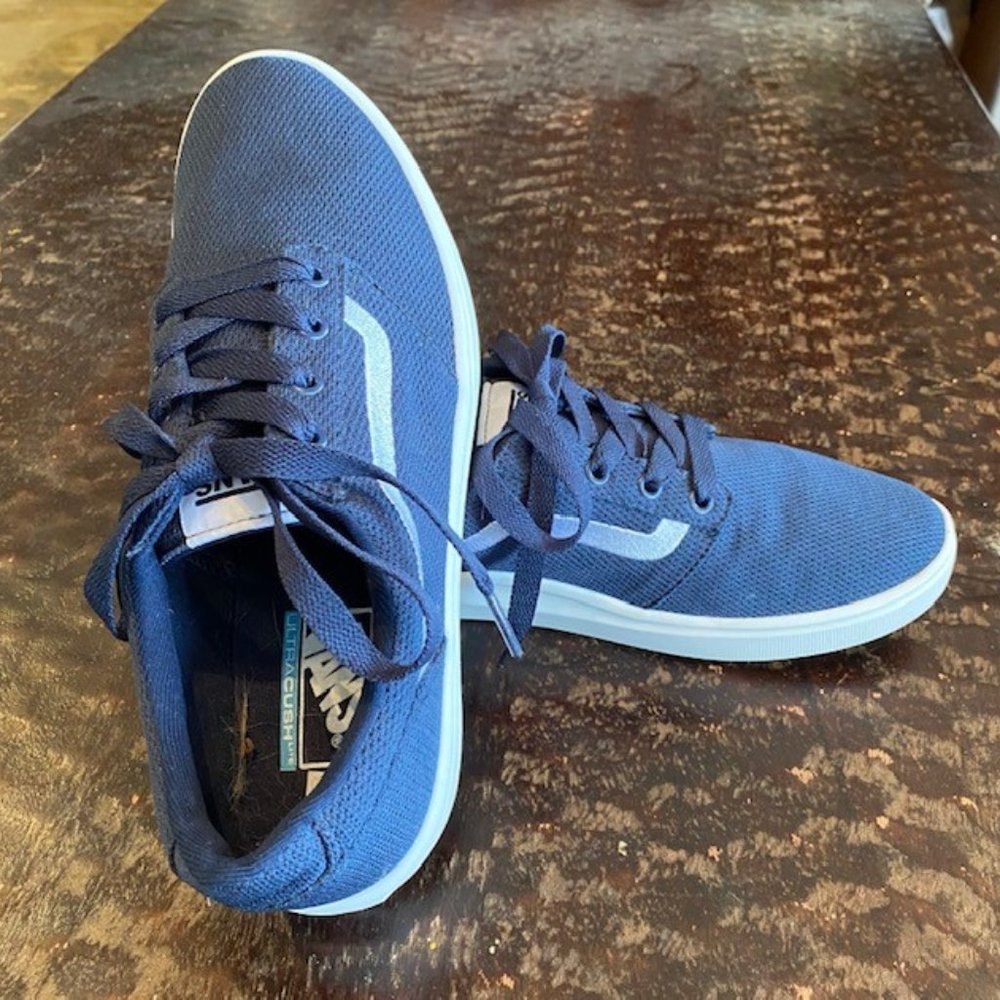 Vans Off The Wall Navy Lace-Up Shoes - Size 9.5.  Excellent condition